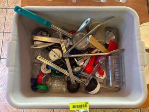 BUCKET OF ASSORTED SMALLWARES