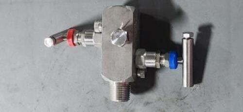 DESCRIPTION: (2) STAINLESS VALVE MANIFOLD BRAND/MODEL: ALCO U2VG4NS SIZE: 1/2" NPT RETAIL$: $274.00 QTY: 2
