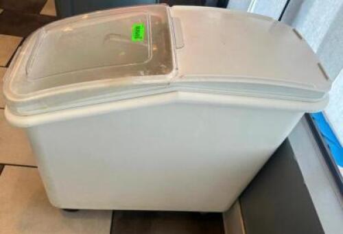 DESCRIPTION 15 GALLON ROLL ABOUT INGREDIENTS BIN BRAND / MODEL: RUBBERMAID ADDITIONAL INFORMATION W/ LID LOCATION SEATING QTY 1
