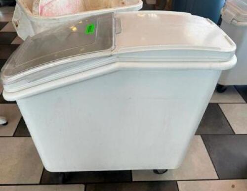 DESCRIPTION 15 GALLON ROLL ABOUT INGREDIENTS BIN BRAND / MODEL: RUBBERMAID ADDITIONAL INFORMATION W/ LID LOCATION SEATING QTY 1