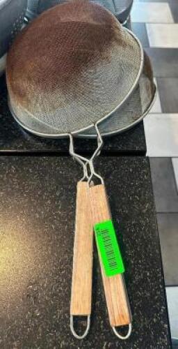 DESCRIPTION (2) WIRE MECH SCOOPS THIS LOT IS: SOLD BY THE PIECE LOCATION SEATING QTY 2