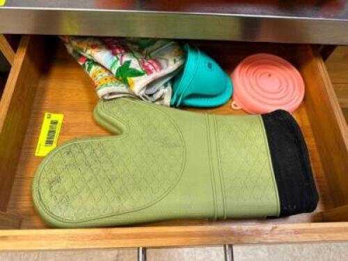 ASSORTED OVEN MITS