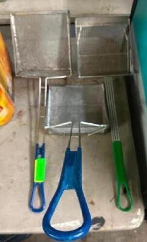 (3) STAINLESS MESH WIRE SCOOPS W/ COATED HANDLES.