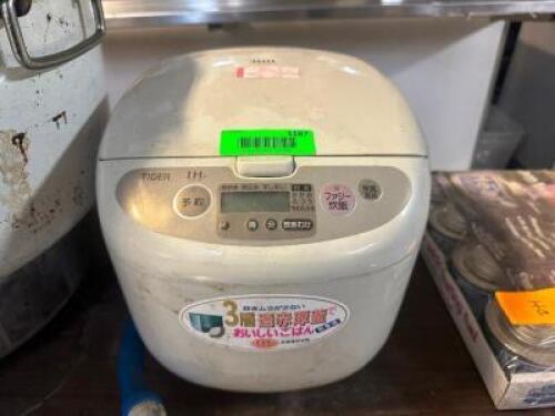 SMALL HOUSE HOLD RICE COOKER.