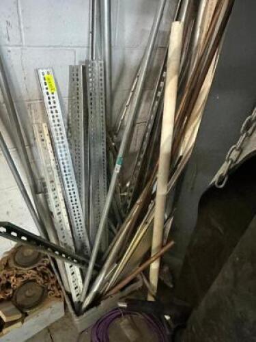 (1) LOT OF ASSORTED STRUT SECTIONS.