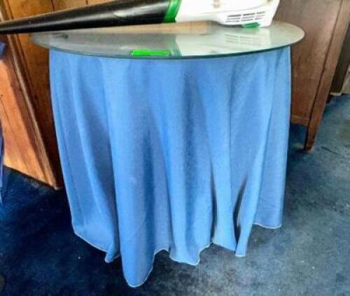 TABLE WITH GLASS TOP