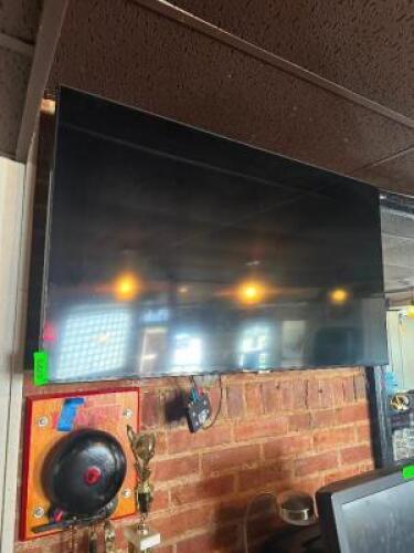 TV WITH WALL MOUNT AND REMOTE