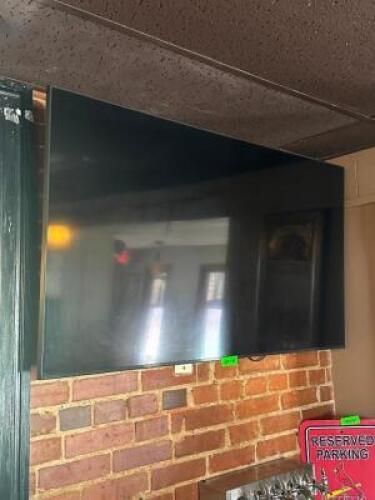 TV WITH WALL MOUNT AND REMOTE