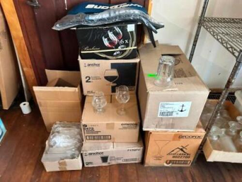 LARGE GROUP OF ASSORTED GLASSWARE