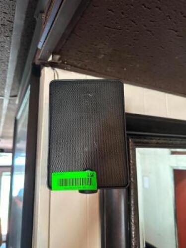 FULL BAR AUDIO SYSTEM WITH CENTRAL UNIT AND (8) SPEAKERS