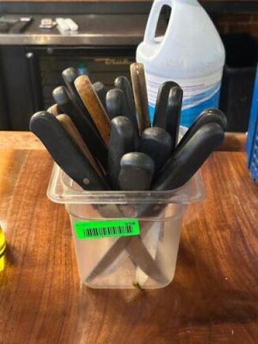 LARGE GROUP OF STEAK KNIVES