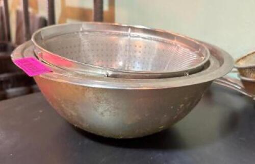 METAL BOWL W/ STRAINER