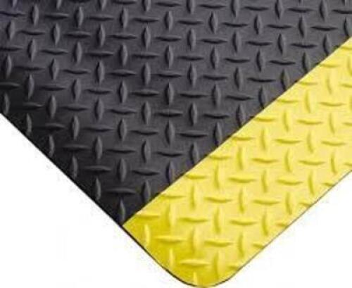 DESCRIPTION: (1) DIAMOND PLATE SPONGE MAT BRAND/MODEL: PRO-SAFE #3956709033X6 INFORMATION: BLACK WITH YELLOW SIZE: 3' X 6' RETAIL$: $370.75 EA QTY: 1