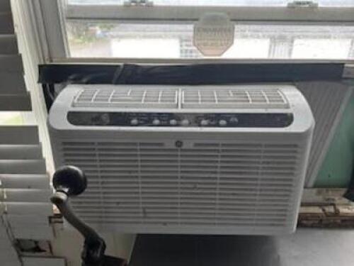 WINDOW AIR CONDITIONING UNIT