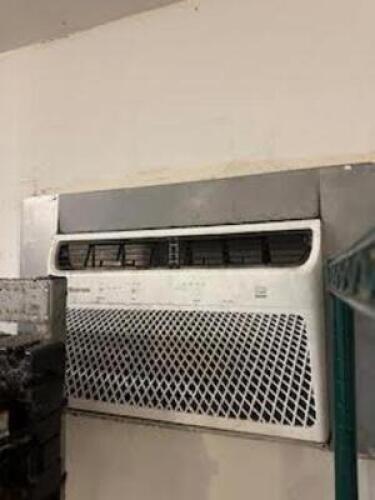 WINDOW AIR CONDITIONING UNIT