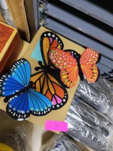 DESCRIPTION: (4) PACKS OF (4) METAL BUTTERFLIES BRAND/MODEL: OKUNA OUTPOST INFORMATION: MULTI COLORED BUTTERFLIES QTY: 4