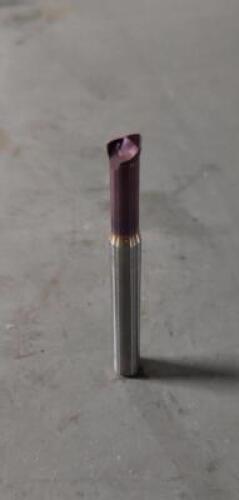 DESCRIPTION: (3) CARBIDE CORNER RADIUS END MILLS BRAND/MODEL: LMT TOOLS HSC10390 SIZE: 1/4" DIA 3/4" LOC RETAIL$: $501.45 QTY: 3