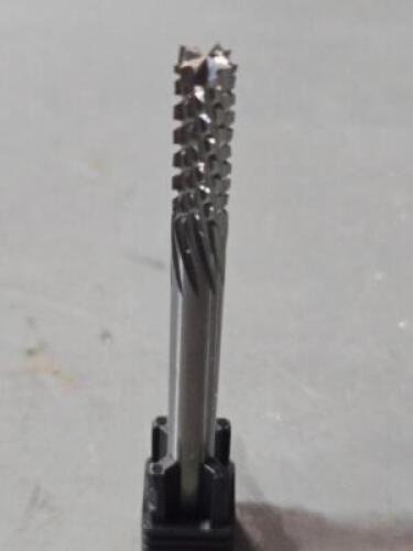 DESCRIPTION: (2) SPIRAL ROUTER BITS BRAND/MODEL: ONSRUD 76525062 SIZE: 0.25" DIA 0.875" LOC RETAIL$: $75.72 QTY: 2