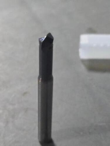 DESCRIPTION: (2) CARBIDE CORNER RADIUS END MILLS BRAND/MODEL: LMT TOOLS HSC10390 SIZE: 1/4" DIA 3/4" LOC RETAIL$: $501.45 QTY: 2
