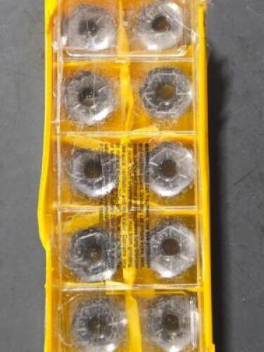 DESCRIPTION: (10) CARBIDE MILLING INSERTS BRAND/MODEL: KENNAMETAL HNGJ0905ANFNLDJ KC410M RETAIL$: $409.90 QTY: 10