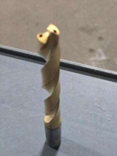 DESCRIPTION: (1) SOLID CARBIDE TAPER LENGTH DRILL BIT BRAND/MODEL: KENNAMETAL 4101789 SIZE: 12.5mm RETAIL$: $507.50 QTY: 1