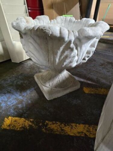 DESCRIPTION: (1) CONCRETE PLANTER BRAND/MODEL: SEE INSPECTION RETAIL$: $85.00 EA QTY: 1