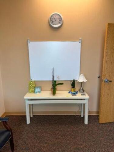 END TABLE WITH DECORATIONS AND DRY ERASE BOARD