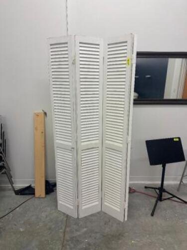 ROOM DIVIDER