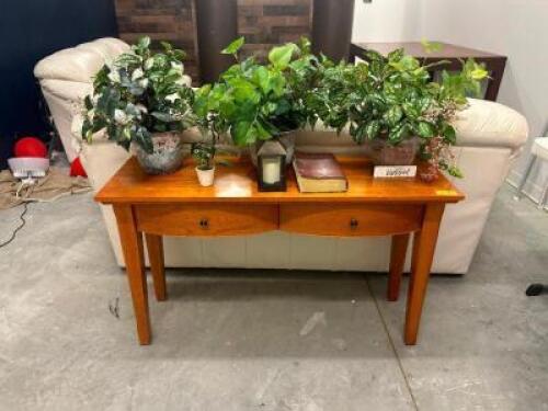 END TABLE WITH DECORATIONS