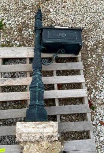 DESCRIPTION: ORNATE METAL MAILBOX QTY: 1