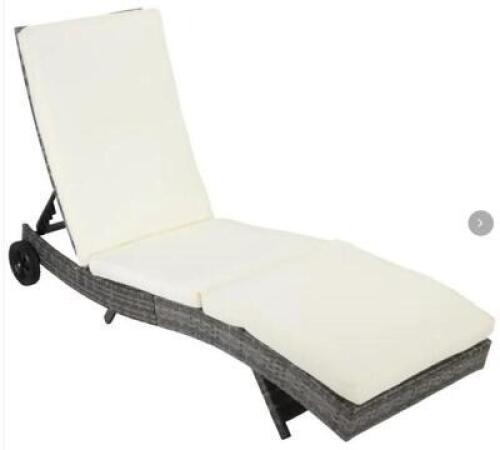 WICKER POOL LOUNGE CHAIR