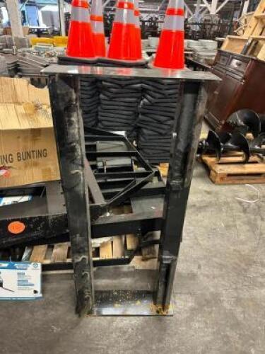 DESCRIPTION: SKID STEER MOUNT PLATE QUICK ATTACH BRAND/MODEL: MOWER KING SSMF RETAIL: $249.00 QTY: 1