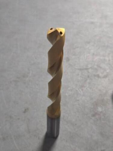 DESCRIPTION: (1) SOLID CARBIDE TAPER LENGTH DRILL BIT BRAND/MODEL: KENNAMETAL 4101789 SIZE: 12.5" DIA RETAIL$: $507.52 QTY: 1