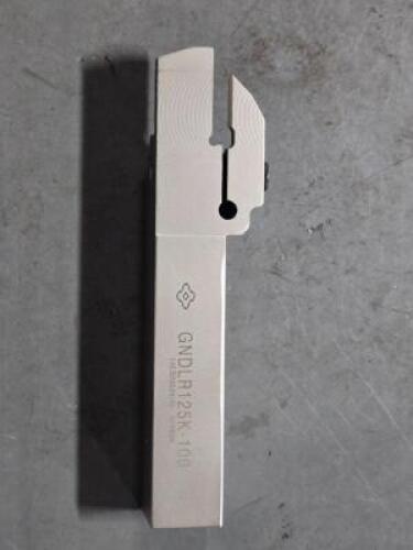 DESCRIPTION: (1) INDEXABLE RH GROOVING TOOLHOLDER BRAND/MODEL: SUMITOMO GNDLR125K-100 SIZE: 25.4mm MAX D 3/4" SQ SHNK RETAIL$: $148.80 QTY: 1