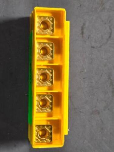 DESCRIPTION: (15) CARBIDE MLLING INSERTS BRAND/MODEL: KENNAMETAL SDHT1204AETN42 RETAIL$: $404.69 QTY: 15