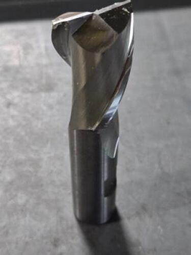 DESCRIPTION: (2) HSS SQ END MILL BRAND/MODEL: PUTNAM TOOLS 94205 SIZE: 1" DIA 1-1/2" LOC RETAIL$: $111.02 QTY: 2