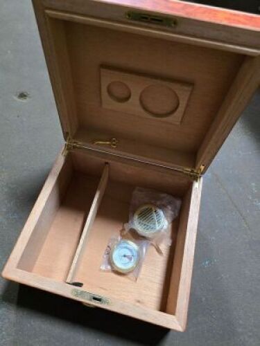 DESCRIPTION: (1) CIGAR HUMIDOR BRAND/MODEL: INCLUDES HUMIDIFIER AND HYGROMETER QTY: 1