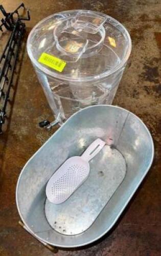 BEVERAGE DISPENSER AND ICE BUCKET