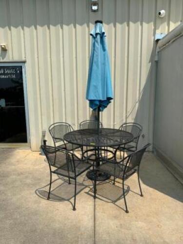 WROUGHT IRON PATIO SET WITH UMBRELLA