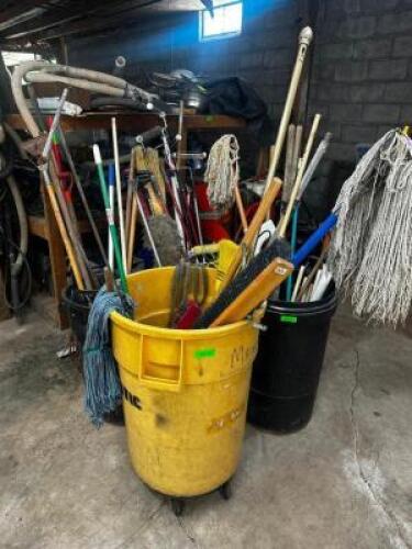 DESCRIPTION BRUTE TRASH CAN W/ CONTENTS - ASSORTED LONG HANDLES. THIS LOT IS: ONE MONEY QTY 1