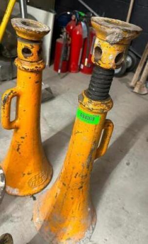 DESCRIPTION (2) 20 TON HEAVY DUTY SCREW JACKS THIS LOT IS: SOLD BY THE PIECE QTY 2