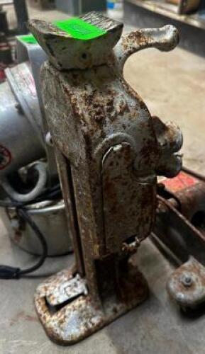 DESCRIPTION HEAVY DUTY RAIL ROAD JACK QTY 1
