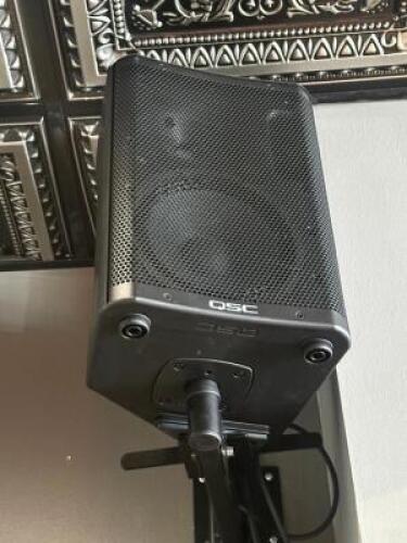 DESCRIPTION (4) QSC WALL MOUNTED SPEAKER BRAND / MODEL: QSC THIS LOT IS: SOLD BY THE PIECE LOCATION BAR QTY 4