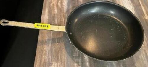 DESCRIPTION 14" SKILLET SIZE 14" LOCATION SEATING QTY 1