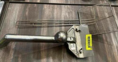DESCRIPTION GRILL SCRAP AND MESH WIRE SCOOP THIS LOT IS: ONE MONEY LOCATION SEATING QTY 1