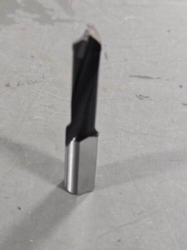 DESCRIPTION: (2) CARBIDE RIGHT TWIST HINGE BORING BIT BRAND/MODEL: BOSCH T15008 SIZE: 8mm RETAIL$: $31.10 QTY: 2