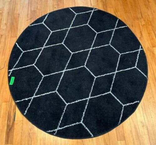 DESCRIPTION: 4' ROUND AREA RUG LOCATION: 2ND FLOOR QTY: 1