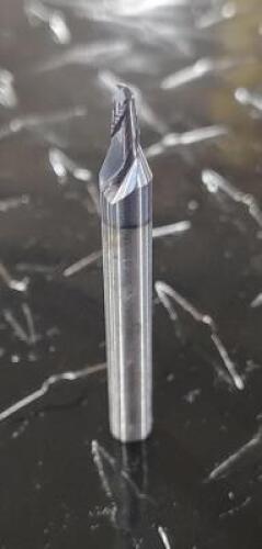 DESCRIPTION: (4) SOLID CARBIDE 2 FLUTE END MILL BRAND/MODEL: KENNAMETAL TAM285999 RETAIL$: $93.99 EACH SIZE: 1/4" QTY: 4
