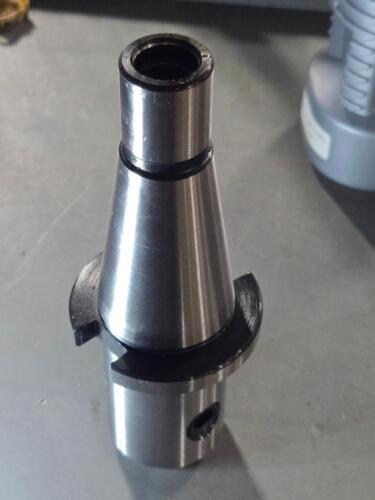 DESCRIPTION: (1) NMTB40 TAPER SHANK END MILL HOLDER BRAND/MODEL: VC 210-4750 SIZE: 3/4" HOLE RETAIL$: $117.84 QTY: 1