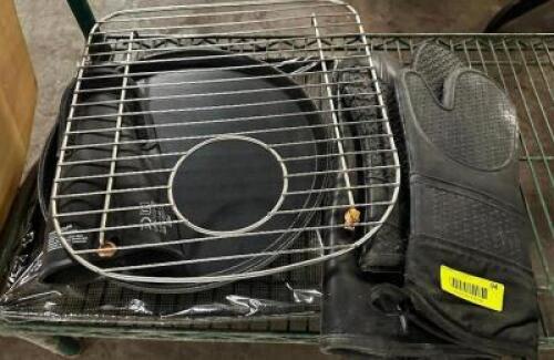 DESCRIPTION (3) RUBBER OVEN GLOVES, TRAY RACK, AND (2) COOLING RACK THIS LOT IS: ONE MONEY LOCATION BAY 6 QTY 1